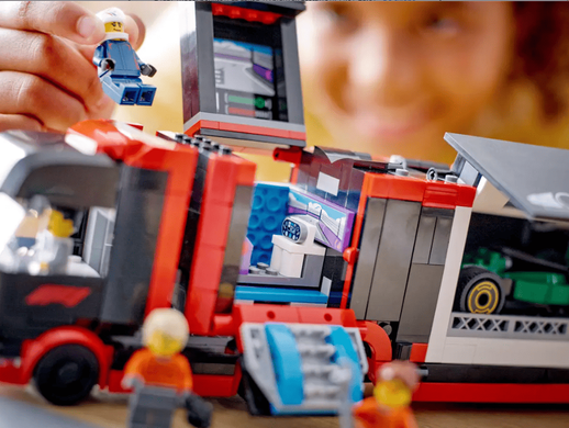 LEGO City 60445 Вантажівка F1 з автомобілями RB20 та AMR24
