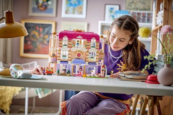 LEGO Friends Гранд-отель в Хартлейк-Сити (42704) &ndash; фото товара LEGO из категории LEGO Friends. Оригинал, доставка по Украине