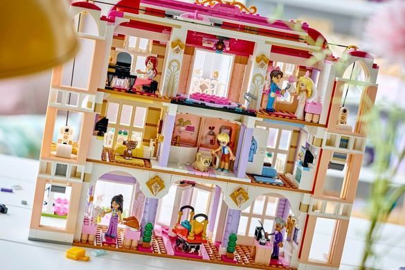 LEGO Friends Гранд-отель в Хартлейк-Сити (42704) &ndash; фото товара LEGO из категории LEGO Friends. Оригинал, доставка по Украине