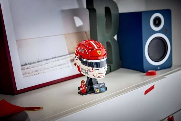 LEGO Editions Formula 1 Шолом Шарля Леклера з команди Scuderia Ferrari HP (43014) &ndash; фото товару LEGO з категорії LEGO Editions. Оригінал, доставка по Україні