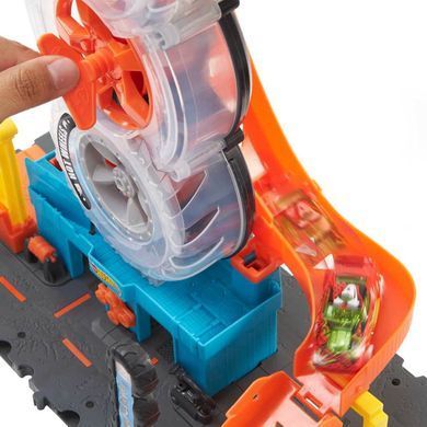 Ігровий набір Hot Wheels Пригоди та трюки у шиномонтажі (HDP02) &ndash; фото товару Hot Wheels з категорії Треки і набори Хот Вілс - Hot Wheels. Оригінал, доставка по Україні