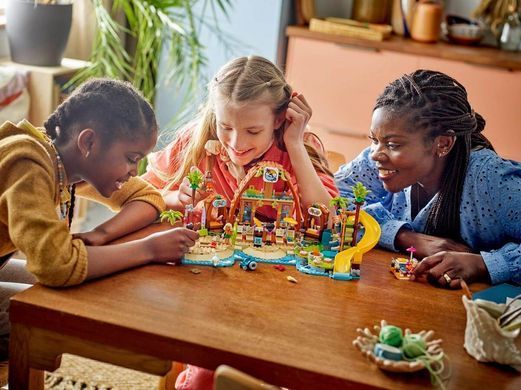 LEGO Friends Пляжный курорт для семейного отдыха (42673) &ndash; фото товара LEGO из категории LEGO Friends. Оригинал, доставка по Украине