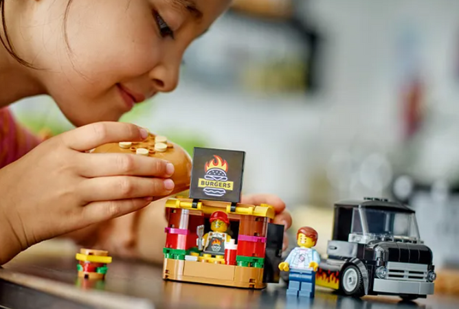 Конструктор LEGO City Вантажівка з гамбургерами 194 деталі (60404) купити
