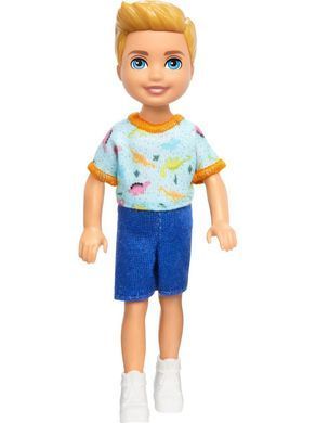 Кукла Barbie Club Chelsea Мальчик-блондин в футболке (HXM98) &ndash; фото товара Barbie из категории  Куклы Барби и ее Сестры . Оригинал, доставка по Украине