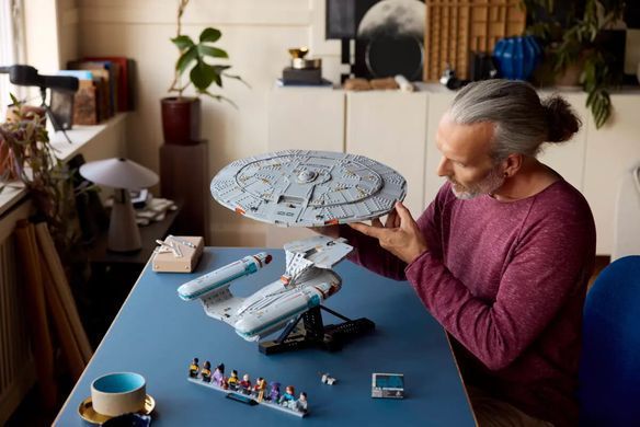 LEGO ICONS Star Trek: U.S.S. Enterprise NCC-1701-D&trade; 3600 деталей (10356) &ndash; фото товара LEGO из категории LEGO Icons. Оригинал, доставка по Украине
