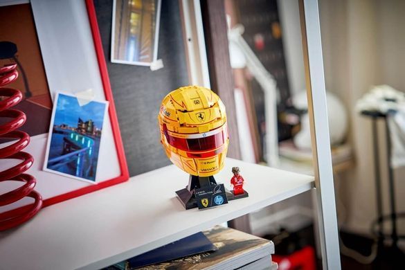 LEGO Editions Formula 1 Шолом Льюїса Гамільтона з команди Scuderia Ferrari HP (43022) &ndash; фото товару LEGO з категорії LEGO Editions. Оригінал, доставка по Україні