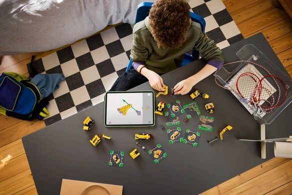 LEGO Technic Потужні машини (42233) &ndash; фото товару LEGO з категорії LEGO Technic. Оригінал, доставка по Україні