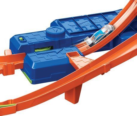 Ігровий набір Hot Wheels Stunt Tracks Неймовірні повітряні зіткнення (JFD12) &ndash; фото товару Hot Wheels з категорії Треки і набори Хот Вілс - Hot Wheels. Оригінал, доставка по Україні
