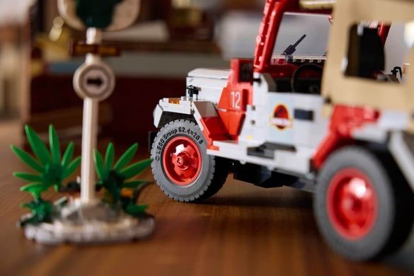 LEGO Jurassic World - Jurassic Park Jeep Wrangler (77984) &ndash; фото товару LEGO з категорії LEGO Jurassic World. Оригінал, доставка по Україні
