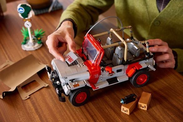 LEGO Jurassic World - Jurassic Park Jeep Wrangler (77984) &ndash; фото товару LEGO з категорії LEGO Jurassic World. Оригінал, доставка по Україні