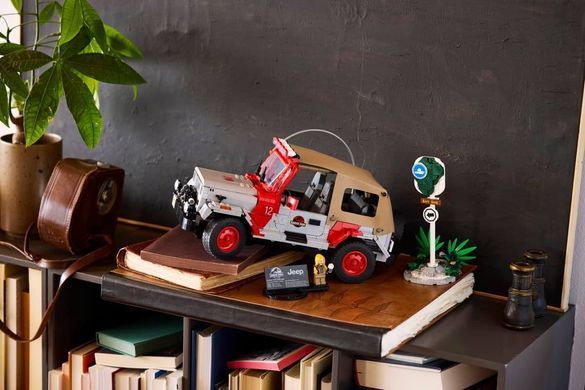 LEGO Jurassic World - Jurassic Park Jeep Wrangler (77984) &ndash; фото товару LEGO з категорії LEGO Jurassic World. Оригінал, доставка по Україні