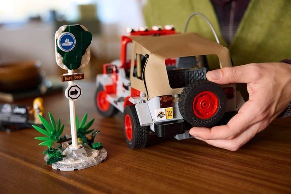 LEGO Jurassic World - Jurassic Park Jeep Wrangler (77984) &ndash; фото товару LEGO з категорії LEGO Jurassic World. Оригінал, доставка по Україні