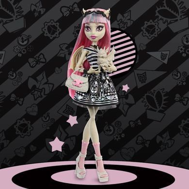 Лялька Monster High Rochelle Goyle G1 Creeproduction &mdash; Рошель Гойл Mattel (JHK57) &ndash; фото товару Monster High з категорії Ляльки Monster High (Монстер Хай). Оригінал, доставка по Україні