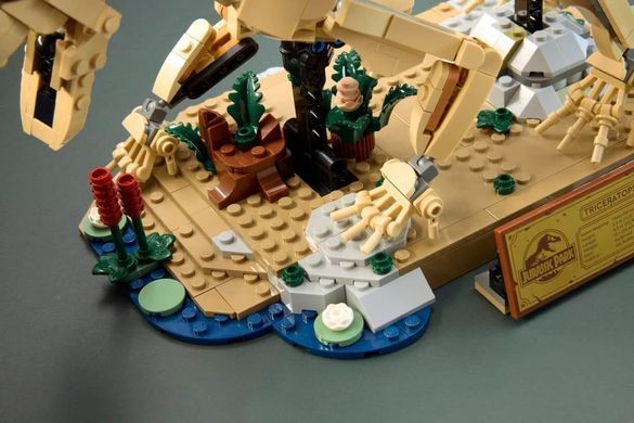 LEGO 77985 Jurassic World Скамʼянілості динозаврів: трицератопс