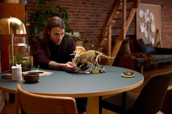 LEGO 77985 Jurassic World Скамʼянілості динозаврів: трицератопс