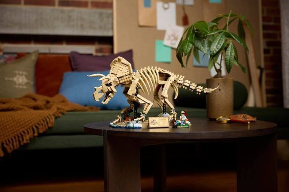 LEGO 77985 Jurassic World Скамʼянілості динозаврів: трицератопс