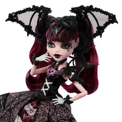 Колекційна лялька Monster High Skullector Halloween Edition &mdash; Дракулаура (JMG90) &ndash; фото товару Monster High з категорії Ляльки Monster High (Монстер Хай). Оригінал, доставка по Україні