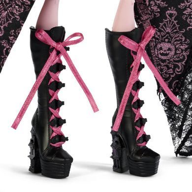 Колекційна лялька Monster High Skullector Halloween Edition &mdash; Дракулаура (JMG90) &ndash; фото товару Monster High з категорії Ляльки Monster High (Монстер Хай). Оригінал, доставка по Україні
