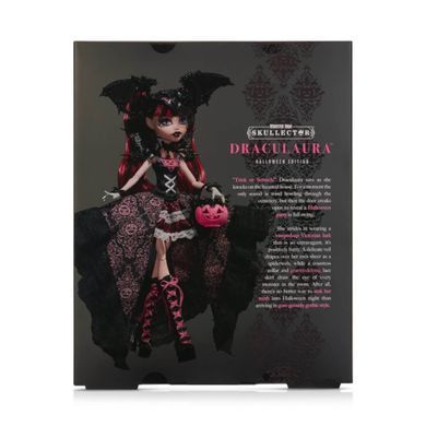 Колекційна лялька Monster High Skullector Halloween Edition &mdash; Дракулаура (JMG90) &ndash; фото товару Monster High з категорії Ляльки Monster High (Монстер Хай). Оригінал, доставка по Україні