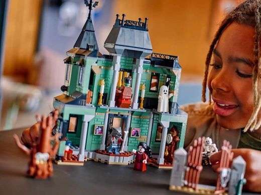 LEGO Creator Имение с привидениями 736 деталей (31167) &ndash; фото товара LEGO из категории LEGO Creator 3-in-1. Оригинал, доставка по Украине