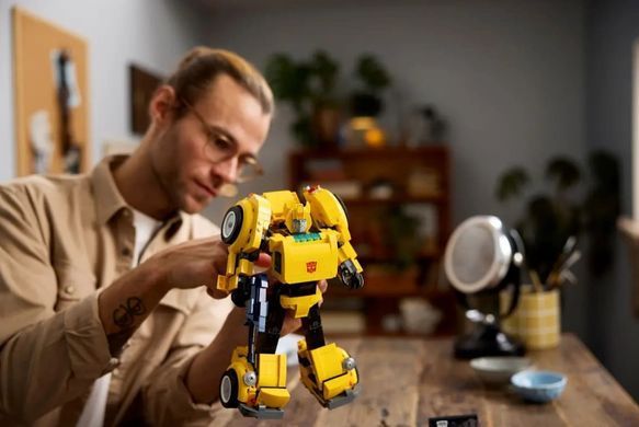 LEGO Icons Бамблби 950 деталей (10338) &ndash; фото товара LEGO из категории LEGO Icons. Оригинал, доставка по Украине