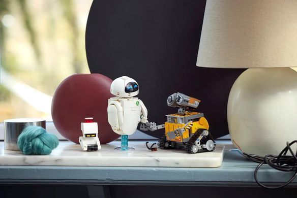 LEGO Disney Pixar 43279 ВОЛЛ-І, Єва, Мо та Хел &mdash; колекційний набір