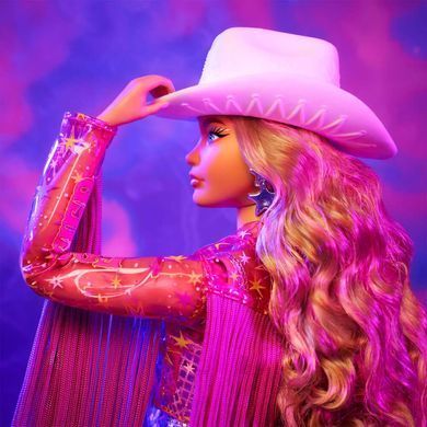 Колекційна лялька Barbie Signature Fashion Frontier (HRM92) &ndash; фото товару Barbie Collector  з категорії Колекційні ляльки Барбі - Barbie Collector. Оригінал, доставка по Україні