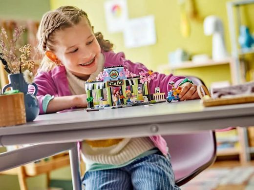 LEGO Friends Кав'ярня Хартлейк-Сіті 426 деталей (42618) &ndash; фото товару LEGO з категорії LEGO Friends. Оригінал, доставка по Україні