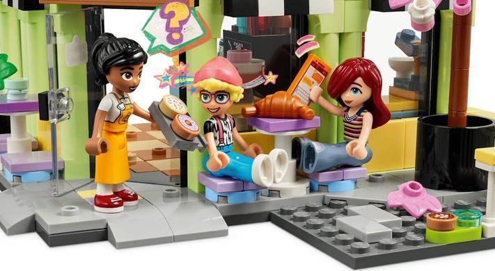 LEGO Friends Кав'ярня Хартлейк-Сіті 426 деталей (42618) &ndash; фото товару LEGO з категорії LEGO Friends. Оригінал, доставка по Україні