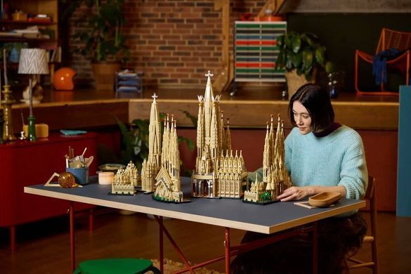 LEGO Architecture Саґрада Фамілія (21065) &ndash; фото товару LEGO з категорії LEGO Architecture. Оригінал, доставка по Україні