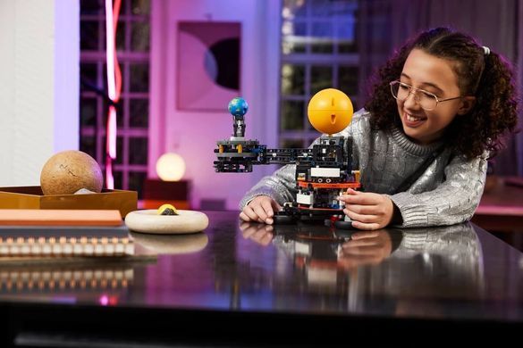 LEGO Technic Земля та Місяць на орбіті (42179) &ndash; фото товару LEGO з категорії LEGO Technic. Оригінал, доставка по Україні