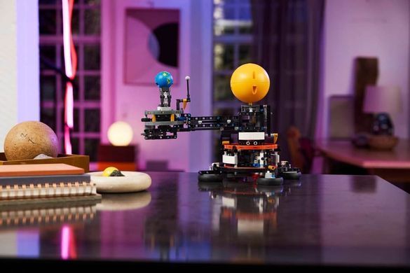 LEGO Technic Земля та Місяць на орбіті (42179) &ndash; фото товару LEGO з категорії LEGO Technic. Оригінал, доставка по Україні