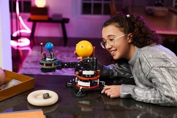 LEGO Technic Земля та Місяць на орбіті (42179) &ndash; фото товару LEGO з категорії LEGO Technic. Оригінал, доставка по Україні