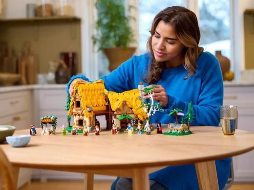 LEGO Disney Princess Будиночок Білосніжки й сімох гномів 2228 деталей (43242) &ndash; фото товару LEGO з категорії LEGO Disney. Оригінал, доставка по Україні