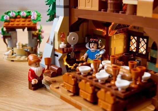 LEGO Disney Princess Будиночок Білосніжки й сімох гномів 2228 деталей (43242) &ndash; фото товару LEGO з категорії LEGO Disney. Оригінал, доставка по Україні