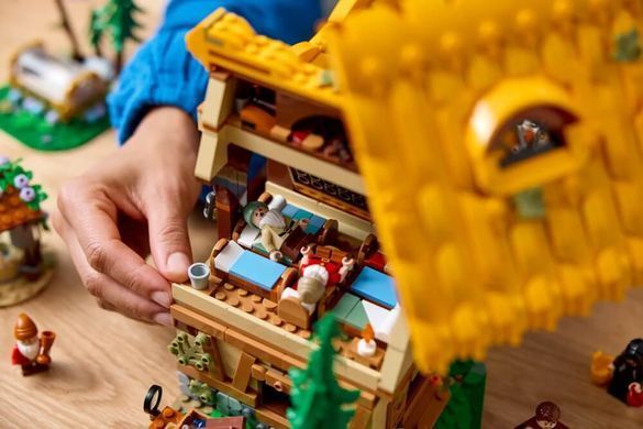 LEGO Disney Princess Будиночок Білосніжки й сімох гномів 2228 деталей (43242) &ndash; фото товару LEGO з категорії LEGO Disney. Оригінал, доставка по Україні