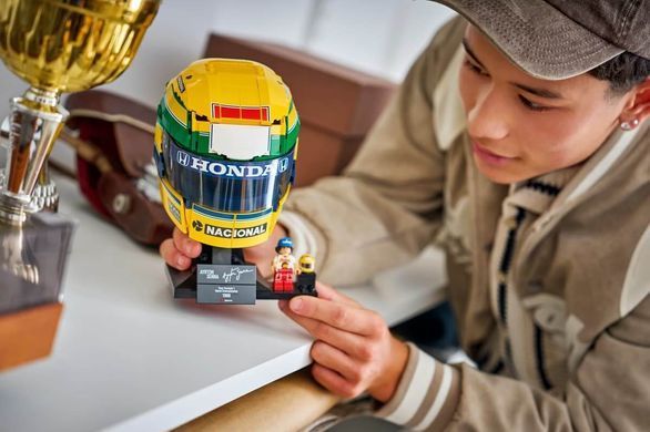 LEGO Editions Formula 1 Шолом Айртона Сенни (43024) &ndash; фото товару LEGO з категорії LEGO Editions. Оригінал, доставка по Україні