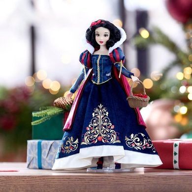 Колекційна лялька Disney Білосніжка 2025 Holiday Special Edition  &ndash; фото товару Disney Princess з категорії Ляльки і фігурки Принцеси Дісней - Disney Princess . Оригінал, доставка по Україні