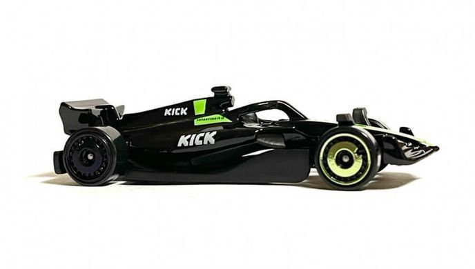 Базова машинка Hot Wheels Stake F1 Team Kick Sauber 1:64 JJK02 &ndash; фото товару Hot Wheels з категорії Машинки Хот Вілс - Hot Wheels . Оригінал, доставка по Україні