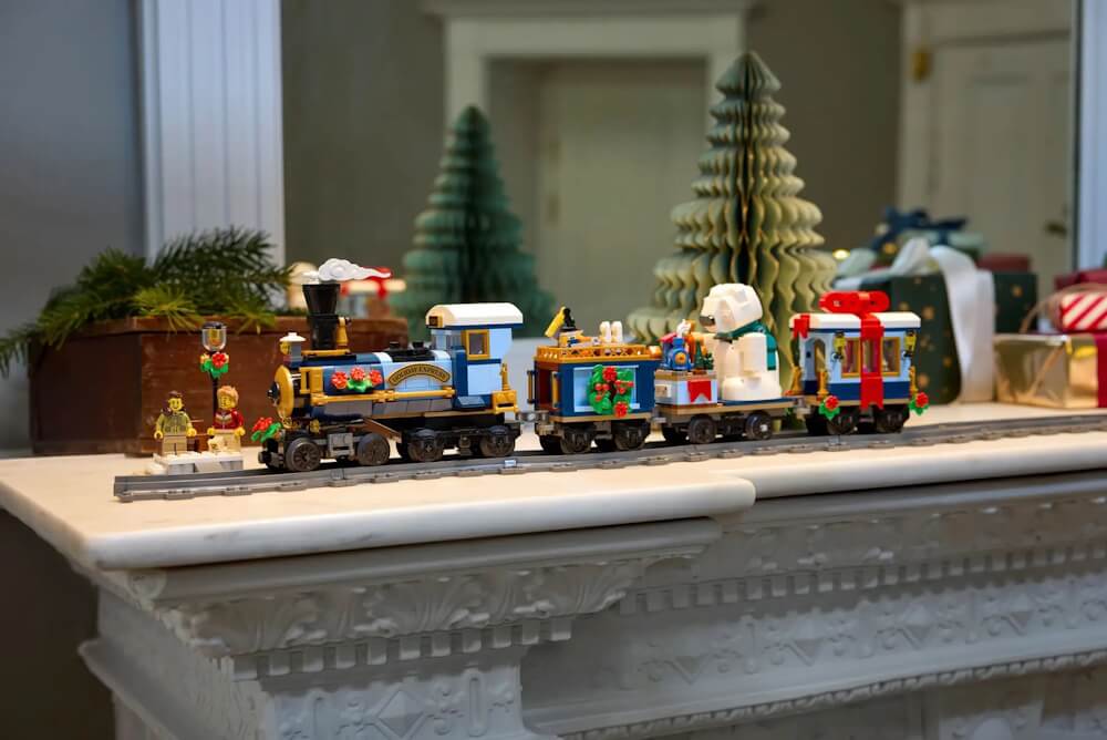 LEGO ICONS Святковий експрес 956 деталей (10361)
